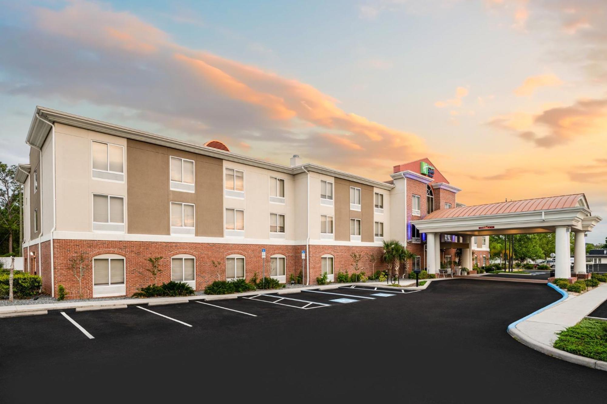 Holiday Inn Express - Spring Hill By Ihg Экстерьер фото