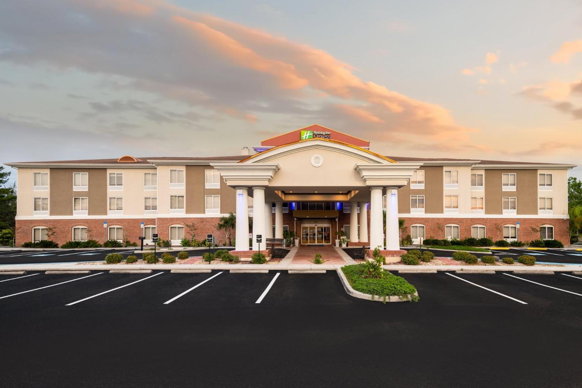 Holiday Inn Express - Spring Hill By Ihg Экстерьер фото